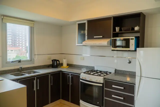 Cocina con microondas en Apart Hotel Sotavento Miramar