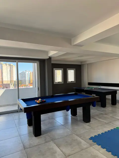 Salón de juegos con pool en Apart Hotel Sotavento Miramar