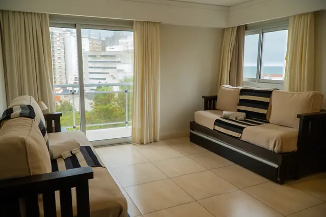 Living con balcón en Apart Hotel Sotavento Miramar